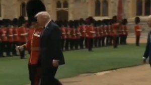 Трампу настолько плевать на короля Великобритании, что он идёт и болтает с гвардейцем 😂 !!!