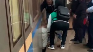 Пассажир московского метро выжил после падения под поезд