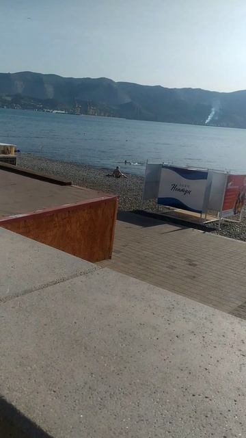 Вся набережная в пляжах