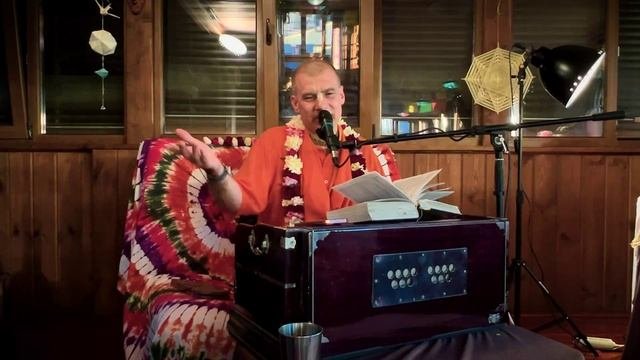 Шрила Прабхупада и жена губернатора в Джанси. Настройка на план Кришны.