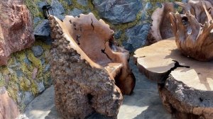 Кресло трон из дерева и стол