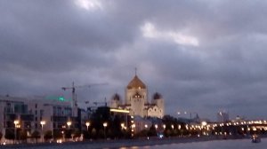 Вид на вечернюю Москву и храм "Христа Спасителя" и яхт-клуба времён царя.