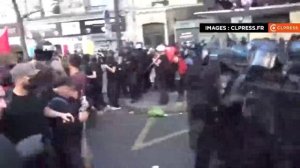 Жёсткие столкновения протестующих и полиции в Париже на акции «Заблокируй всё». Кадры публикуют в со