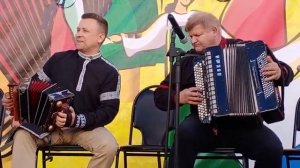 А саратовская гармошечка не уступает... Послушайте!..