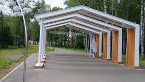 Красивое, чистое небо на прогулке в парке Меленки рядом с малыми архитектурными формами.