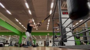 TRX Казачок из стороны в сторону (TRX Side to Side Cossack Lunge)