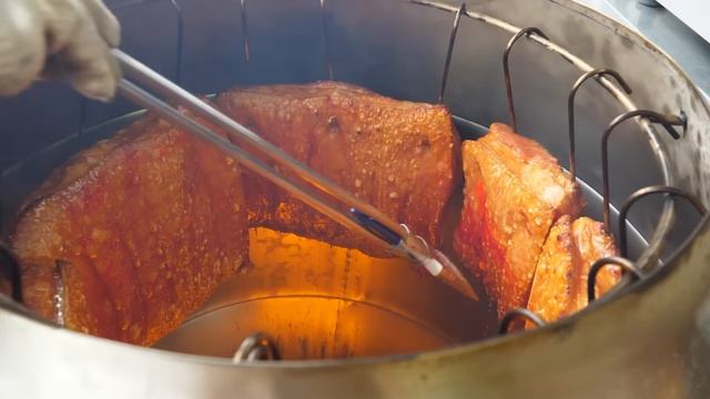 Мастерство приготовления хрустящей свиной грудинки — тайваньская уличная еда смотреть онлайн