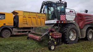 Кормоуборочный комбайн F 2650 в работе