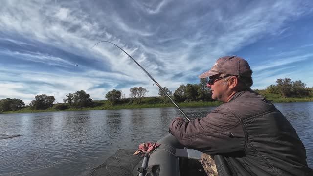 Рыбалка с ночёвкой. Он меня вымучил .Как возьмёшь подсак и ....