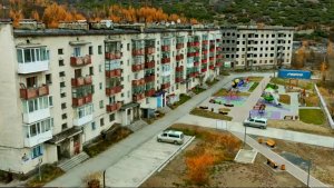 В Омсукчане завершили работы по благоустройству двора на улице Транспортной