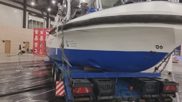 Первое судно на "Неву" в Экспофорум прибыло.