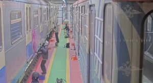 В Москве ОМОН прижал шайку малолетних дегенератов, которые постоянно разрисовывали вагоны метро