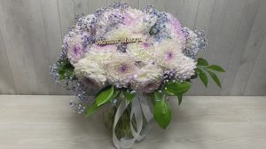 Букет из белых георгин и гипсофилы