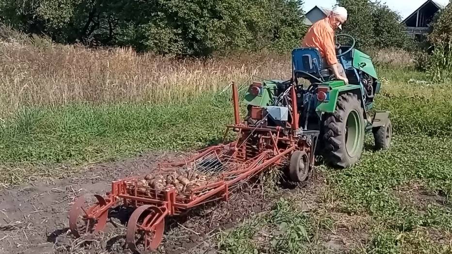 Часть 1. Копка картошки грохотной копалкой с грохотным бункером на самодельном тракторе.