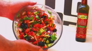 Салат с помидором, огурцом и оливками.