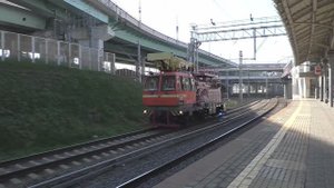 Автомотриса 1АДМ-1.3-1920 (ЭЧ-13) следует с 4-го пути на 3-й главный путь.