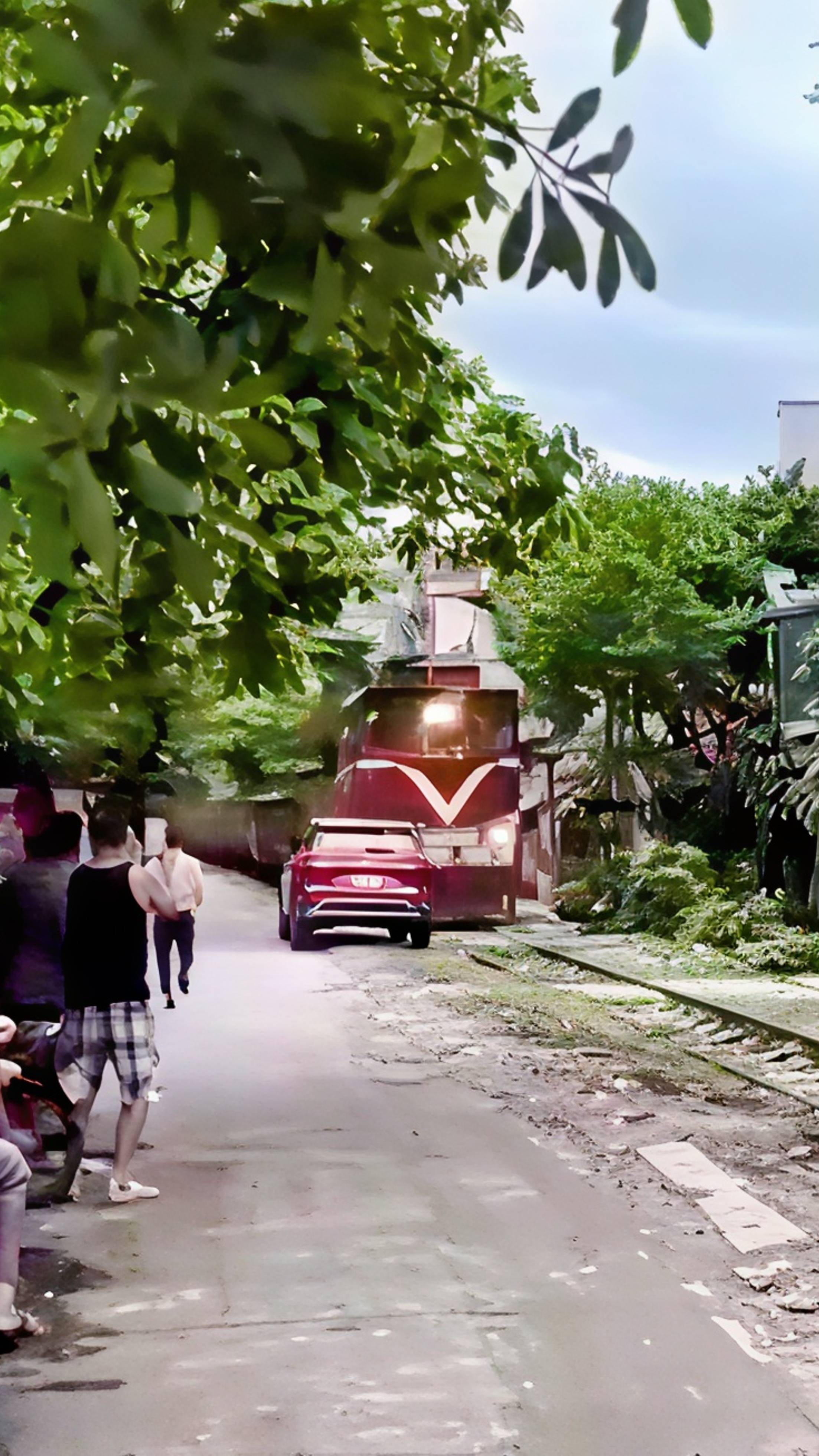 Жесть!!! Припарковал машину на железнодорожные рельсы🤯🚝