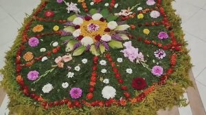 28.08.25г Успение Пресвятой Богородицы, ковер из цветов и дорожка из цветов внутри храма