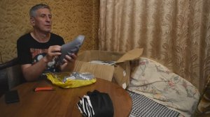 Распаковаю шестую коробку с паллета.