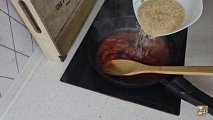 Рис с томатной пастой и овощами — просто и сытно!