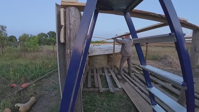 Лечимся током и магнитами. Купили доски, делаем навес. Жизнь в маленькой деревне.