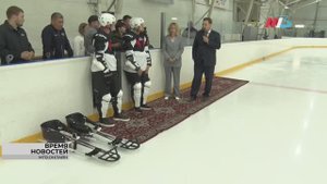 В Волгограде ветераны СВО получили комплекты экипировки для занятий следж-хоккеем
