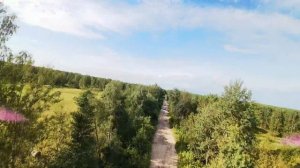 Дронослёт в поле со стогами, вид от первого лица. FPV