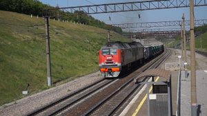 Тепловоз 2ТЭ25КМ-0013 на подъёме.