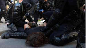 Более 300 человек задержали на акциях протеста во Франции