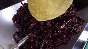 Это настоящее свидетельство полного процесса сбора, сушки и массового производства порошка чили «Тэя