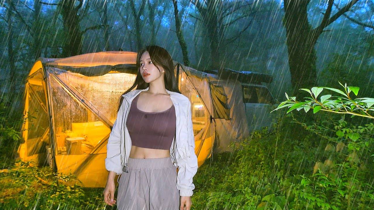 ☔️ Установка палатки в машине посреди бурного леса | Buldak Ramen смотреть онлайн