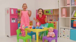 Весёлые игры с четырьмя цветными бассейнами