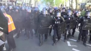 Во Франции в ходе массовых манифестаций задержаны более 300 человек