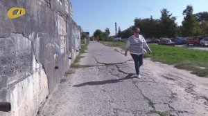 ЖИТЕЛИ ЖЕЛЕЗНОГОРСКА ЖАЛУЮТСЯ НА РАЗБИТЫЙ ТРОТУАР ВДОЛЬ ДОМА №14 ПО УЛ. ДИМИТРОВА