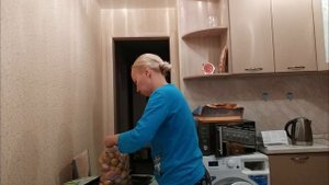 Готовлю вкусный ужин 😋 Курочка с картошечкой и огурчики-помидорчики домашние! 😄