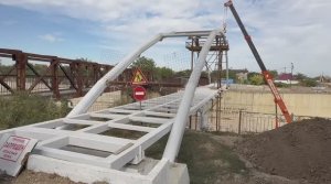 В г. Крымске продолжается строительство пешеходного моста на ул. Веселой