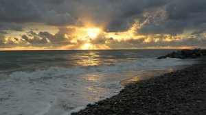 Золотой час для фотографа. Шторм на закате в Сочи