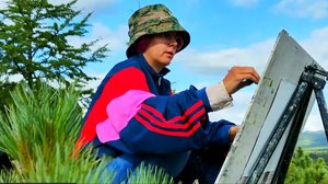 Художники из Владивостока подарили портреты колымчанам