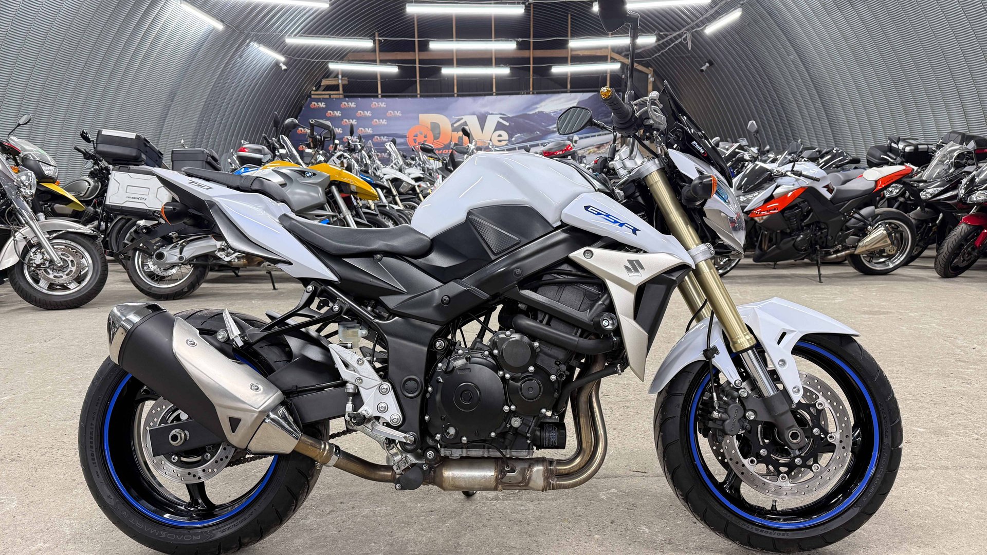 Обзор Suzuki GSR 750 |В НАЛИЧИИ| смотреть онлайн