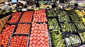 Москва-Сити. ТРЦ Афимолл. Перекрёсток. Овощи. Сыры. Колбасы. Мясо. Тесто формуют без перчаток.