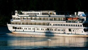 теплоход "Генерал Лавриненков" уходит из Углича