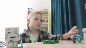я показываю фигурки Lego Minecraft