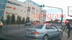 В Подмосковье у водителя произошел конфликт с самокатчиком.