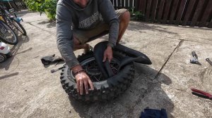 Сложности мотоцеклиста. Готовим мотик к большему путешествию. Как разбортировать колесо? Эндуро