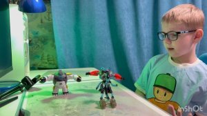 Распаковка игрушки из мультсериала Ben 10, герой Молния