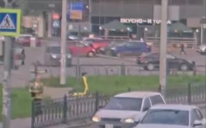 Очередной самокатчик попал в ДТП на парковке у ТРЦ "ФанФан" в Екатеринбурге.