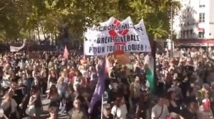 Во Франции сотни тысяч людей вышли на протесты!