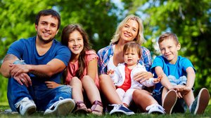 16 мер поддержки действует в Югре для многодетных семей