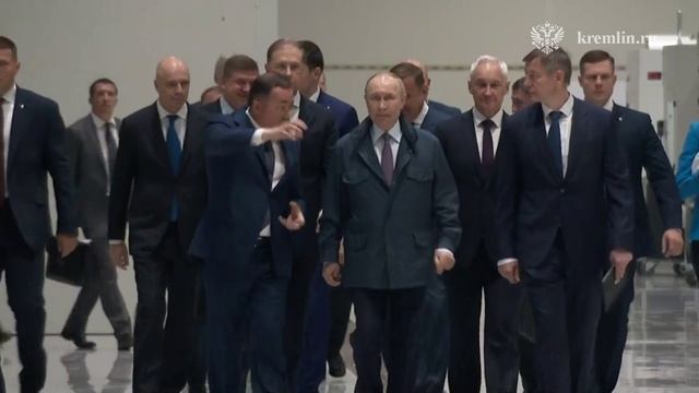 Сегодня в России отмечается День оружейника. Владимир Путин прилетел в Пермь на оборонное предпр...