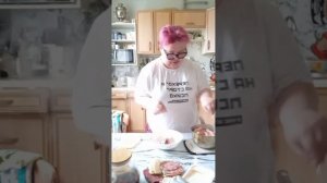 Меня вчера в тик ток закидали тапками из за кастрюли